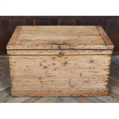 Truhe antik mit Schubladen