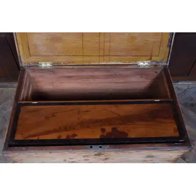 Truhe antik mit Schubladen