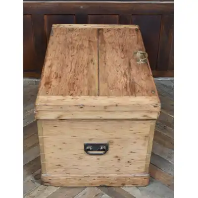 Truhe antik mit Schubladen