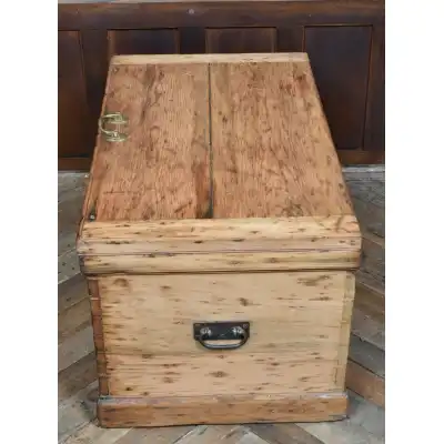 Truhe antik mit Schubladen