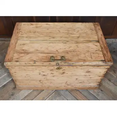 Truhe antik mit Schubladen