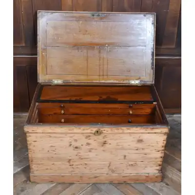 Truhe antik mit Schubladen