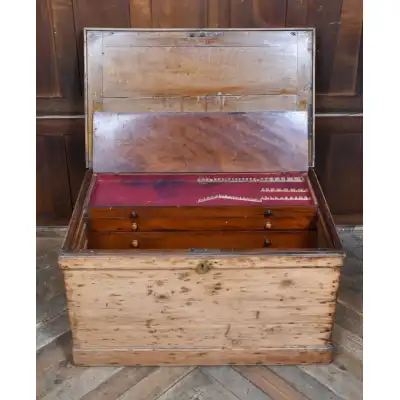 Truhe antik mit Schubladen