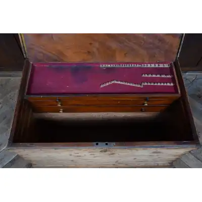 Truhe antik mit Schubladen