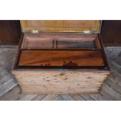 Truhe antik mit Schubladen