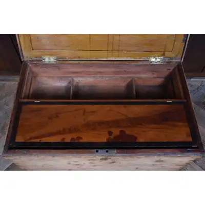 Truhe antik mit Schubladen