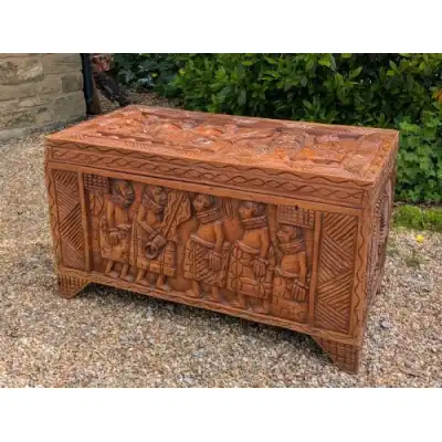 Afrikanische Holztruhe