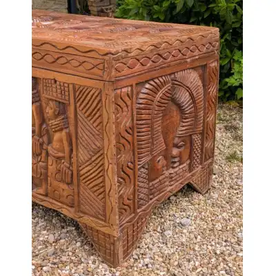 Afrikanische Holztruhe