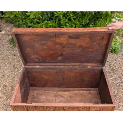 Afrikanische Holztruhe