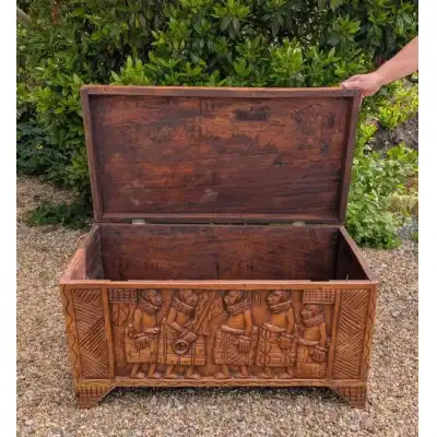 Afrikanische Holztruhe