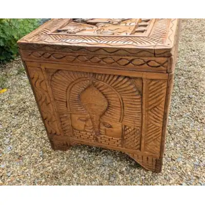 Afrikanische Holztruhe