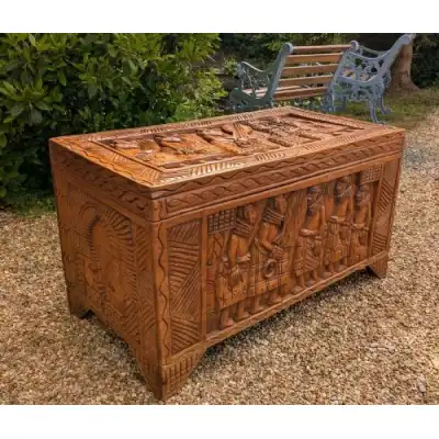 Afrikanische Holztruhe