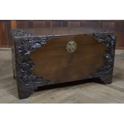 Truhe Antik aus Kampferholz | Chinesische Deckenbox mit Schnitzereien