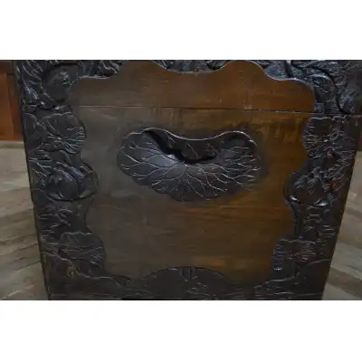 Truhe Antik aus Kampferholz | Chinesische Deckenbox mit Schnitzereien