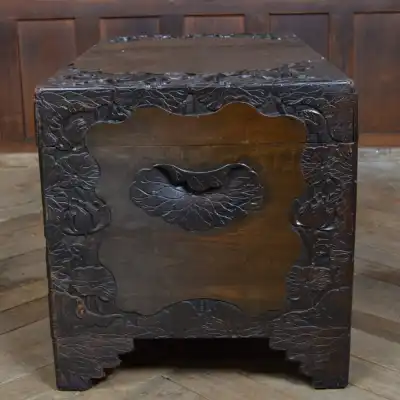 Truhe Antik aus Kampferholz | Chinesische Deckenbox mit Schnitzereien