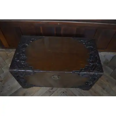 Truhe Antik aus Kampferholz | Chinesische Deckenbox mit Schnitzereien