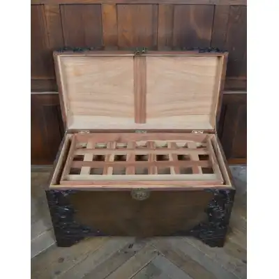 Truhe Antik aus Kampferholz | Chinesische Deckenbox mit Schnitzereien