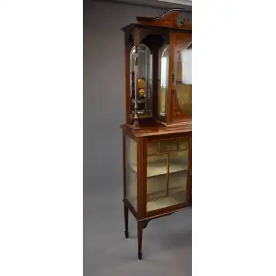 Vitrine mit Intarsien