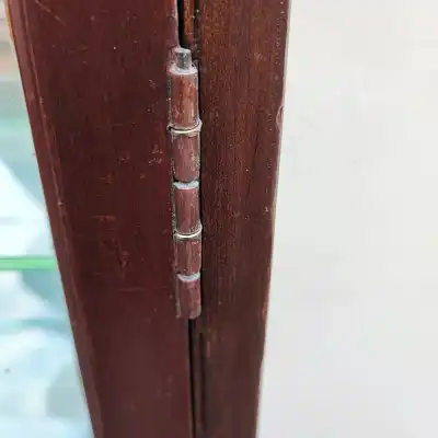 Antike Wandvitrine aus Mahagoni mit Spiegel und Glasböden