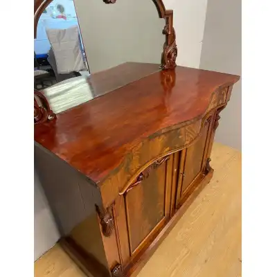 Sideboard mit Spiegel