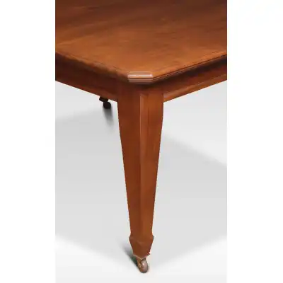 Antiker Esstisch Nussbaum mit eleganten Proportionen