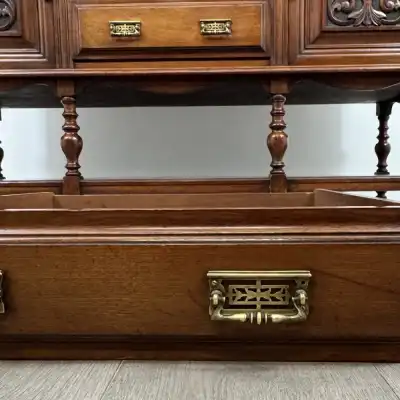 Antikes Sideboard mit Aufsatz 