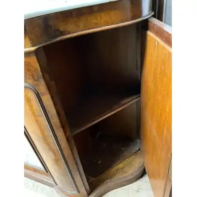 Antikes Sideboard mit Stauraum und verglasten Türen
