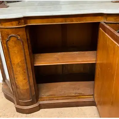 Antikes Sideboard mit Stauraum und verglasten Türen