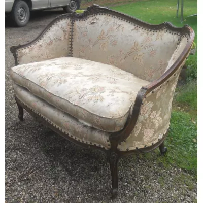 Nussbaum gerahmtes zweisitziges gepolstertes Stoff Sofa 1920