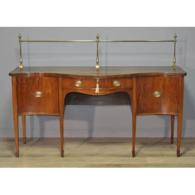 Attraktives großes antikes viktorianisches Mahagoni Serpentinen Sideboard mit Messing-Galerie Original 19.JH