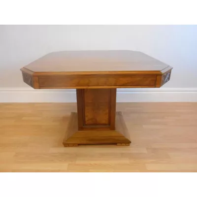 "Massiver Art-Deco Esstisch aus Nussbaum von 1920"