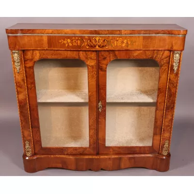 Feine Viktorianische Nussbaum Vitrine antik von ca. 1860