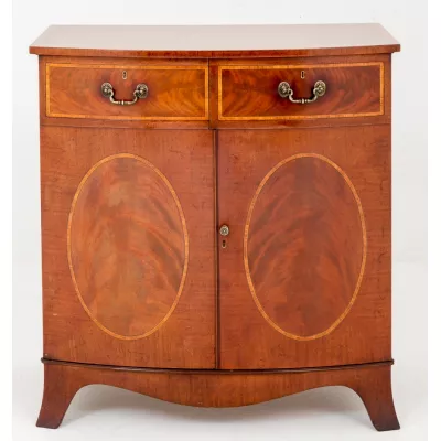 Sheraton Revival Mahagoni zwei-Tür Seitenschrank von ca. 1920