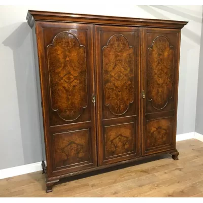 Antiker dreifacher Kleiderschrank Waring und Gillows aus Nussbaum von ca. 1900