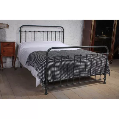 Herrlich schlichtes französisches Kingsize Bett Eisen Original antik