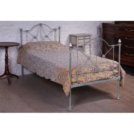 Hübsches original viktorianisches handgefertigtes Einzelbett aus Eisen mit Porzellangriffen von ca. 1890