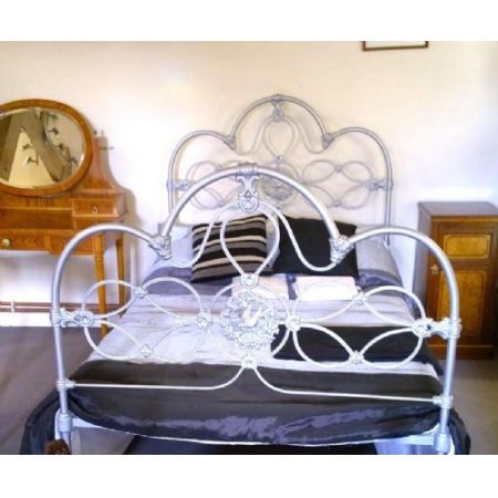 Hübsches gusseisernes Bett aus dem 19. Jahrhundert