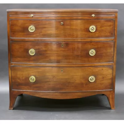 Eine George III Mahagoni Bug-Front Kommode von ca. 1815
