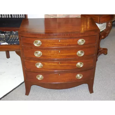 Georgische Mahagoni Kommode mit Bogenfront von 1910