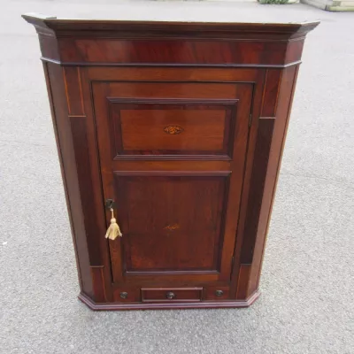Antiker georgischer eingelegter Eckschrank aus dem 18.JH