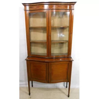 Edwardian Intarsien Mahagoni Serpentinen Front Vitrine von ca. 1900