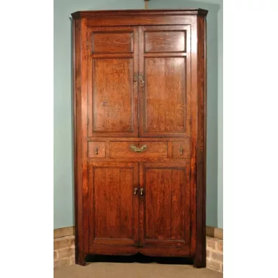Schöner George III Eichen Eckschrank von ca. 1770