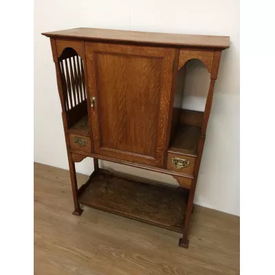 Hübscher Arts & crafts Eichen Schrank antik von ca. 1900