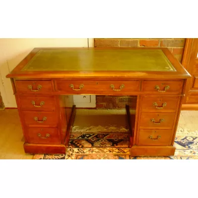 Viktorianischer massiver Podest-Schreibtisch aus goldenem Mahagoni von ca. 1900