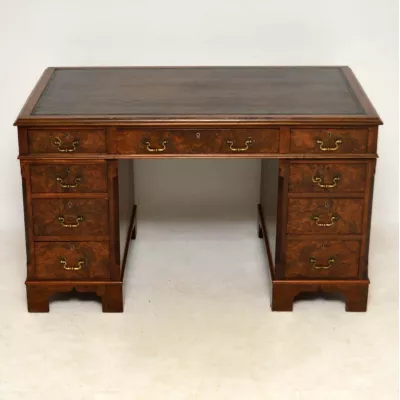 Massiver Antiker Nussbaum Schreibtisch von ca. 1920