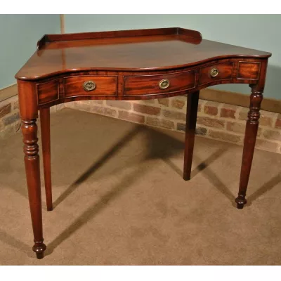 Schöner Victorian Mahagoni Alkoven Serpentinen Schreibtisch von ca. 1900
