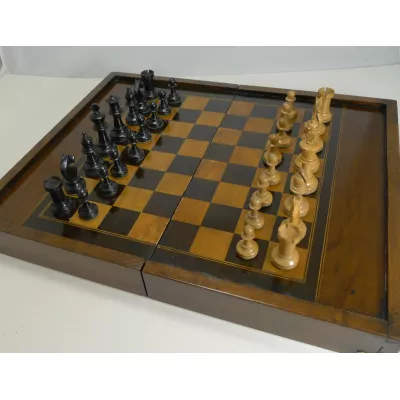 Antiker englischer Faltschach- / Spielkasten mit Schachfiguren, 1910