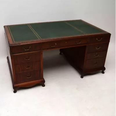 Großer Massiver antiker Mahagoni Pulttisch von ca. 1920