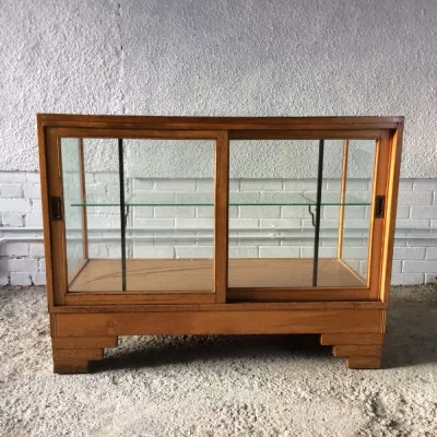 Goldene Eichen Vitrine Art Deco von ca. 1920