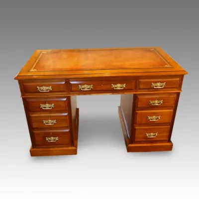 Edwardian Maple & Co Nussbaum Podest Schreibtisch von ca. 1900